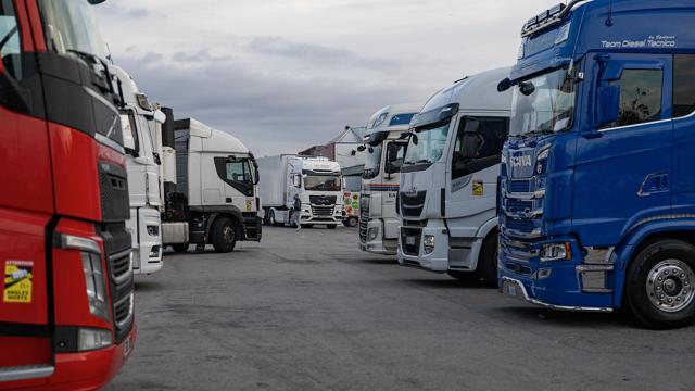Varios camiones estacionados en las inmediaciones de Mercabarna / EUROPA PRESS