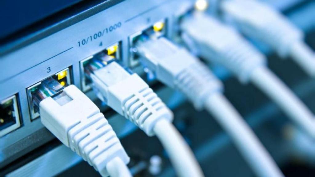 Detalle de un cable de fibra óptica conectado, en una imagen de archivo / EFE