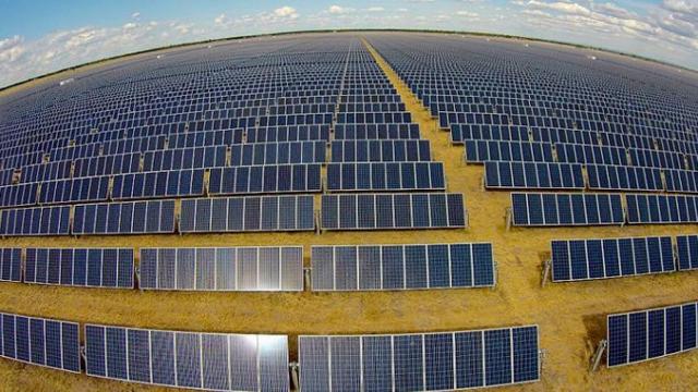 Imagen de una planta con placas termosolares, elemento de la energía verde / EFE