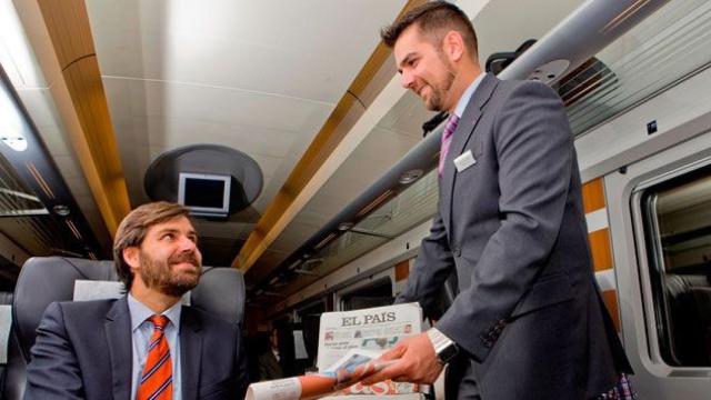 Un empleado de servicios de a bordo del AVE, subcontratado por Ferrovial por Renfe / CG