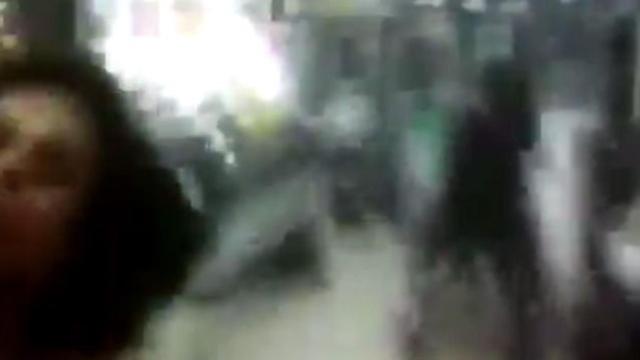 Momento del vídeo en el que la mujer se desnuda en medio del supermercado / CD