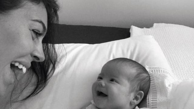 La novia de Cristiano Ronaldo, Georgina Rodríguez, muestra su alegría junto a un bebé