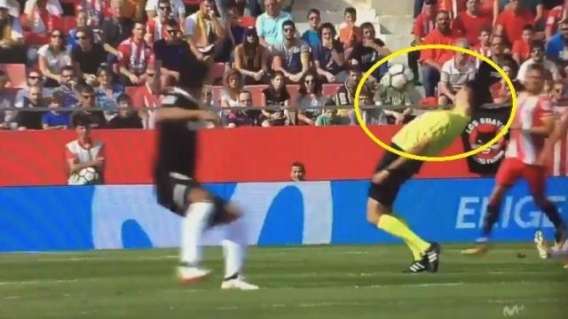 El árbitro imitó a Matrix en la película / Twitter