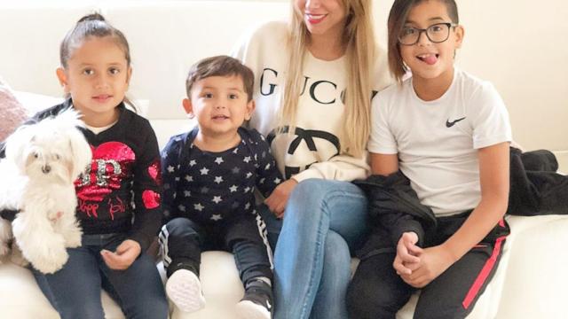 María Teresa Matus con sus tres hijos y su mascota / INSTAGRAM