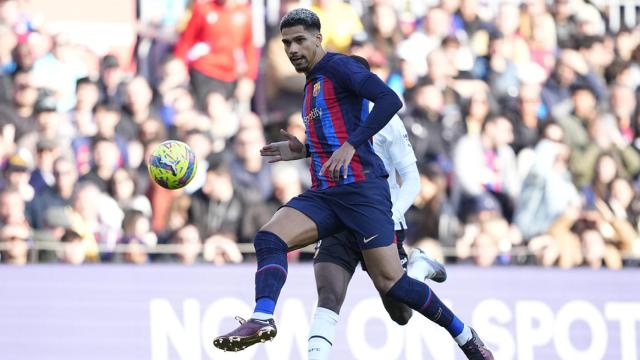 Ronald Araujo, en una jugada del partido contra el Valencia / EFE