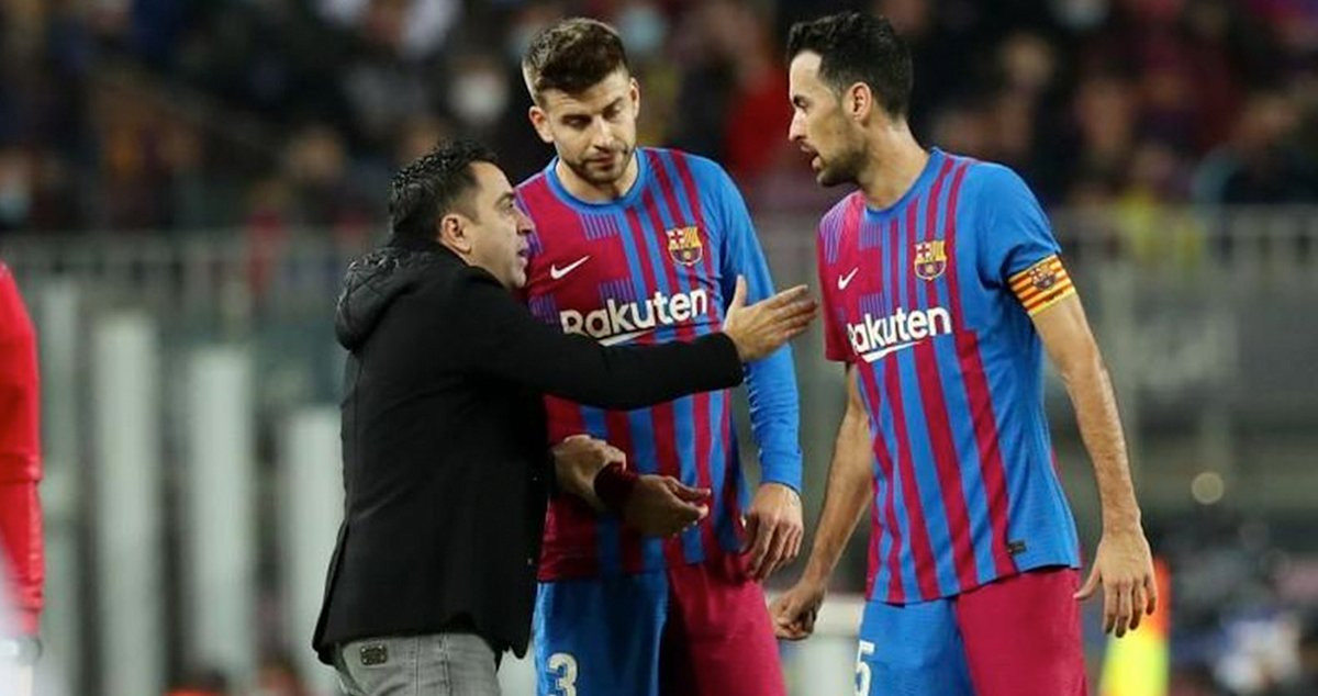 Xavi da instrucciones a Gerard Piqué (c) y a Sergio Busquets (d) / EFE
