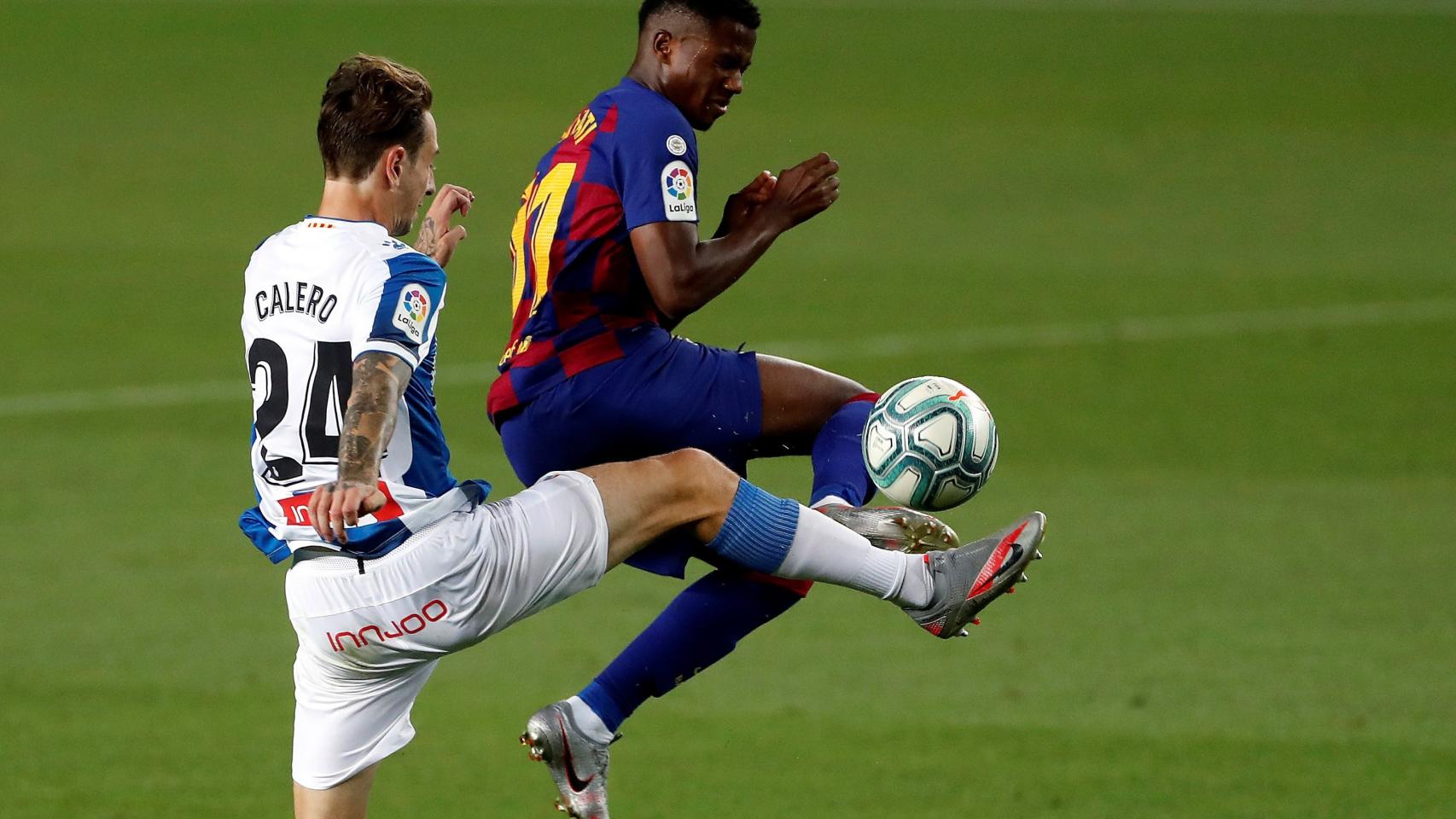 Ansu Fati cometiendo la falta por la que ha sido expulsado /EFE