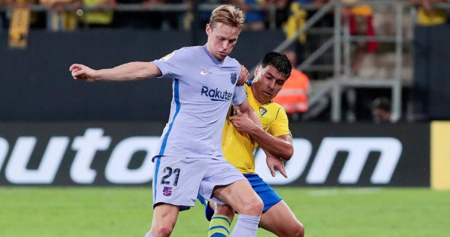 Frenkie de Jong, defendiendo el esférico ante un jugador del Cádiz / EFE