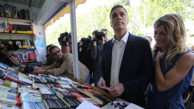 Imagen de Pedro Sánchez y su esposa en la última edición de la Feria de Libro de Madrid / EFE