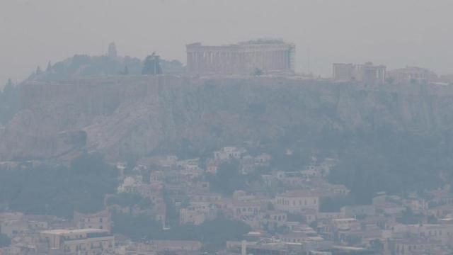 La ciudad de Atenas, completamente cubierta de humo a causa del incendio forestal que ha sacudido Grecia / PANTELIS SAITAS - EFE