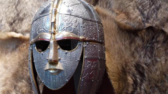 Yelmo anglosajón de Sutton Hoo. Beowulf