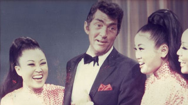 Dean Martin, actuando con Kim Sisters / CHICK SPONDER (CC-BY-SA-3.0)