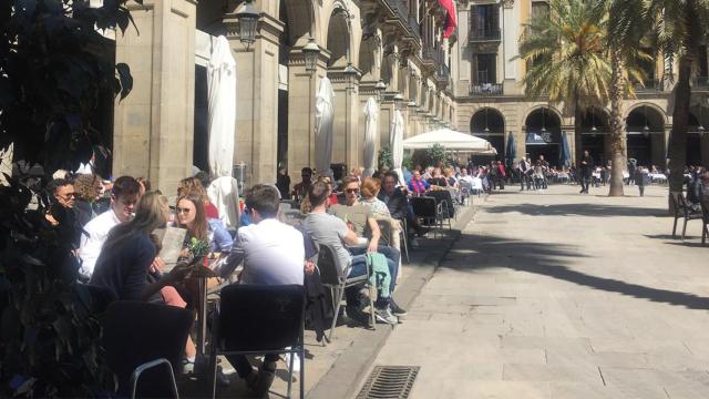 Los turistas vuelven a llenar las terrazas de Barcelona y contribuyen a la recuperación del PIB / AACPR