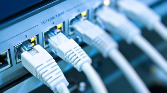 Detalle de un cable de fibra óptica conectado, en una imagen de archivo / EFE