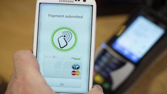 Un usuario efectúa un pago a través de una aplicación 'fintech' en su móvil / EFE