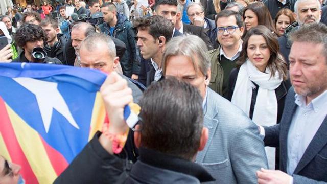 La número uno de Ciudadanos al Congreso por Barcelona, Inés Arrimadas (d), víctima de uno de los escraches en Vic / EFE