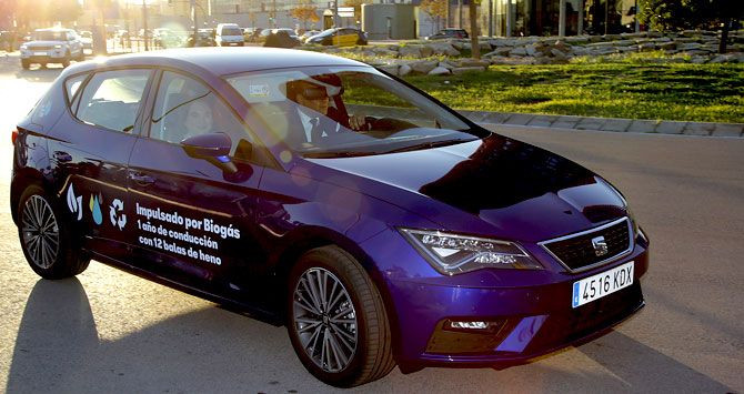 La alcaldesa de Barcelona, Ada Colau, llega a la Smart City Expo World Congress en un coche conducido por el presidente de Seat, Luca de Meo / SEAT