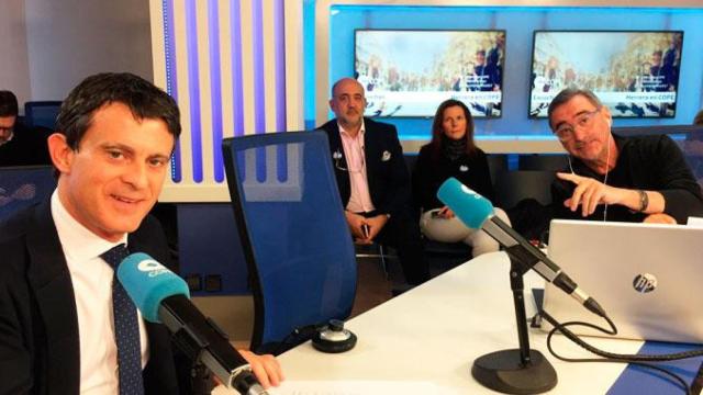 Manuel Valls (i), candidato de Barcelona Capital Europea a las municipales, con el periodista Carlos Herrera (c) / COPE