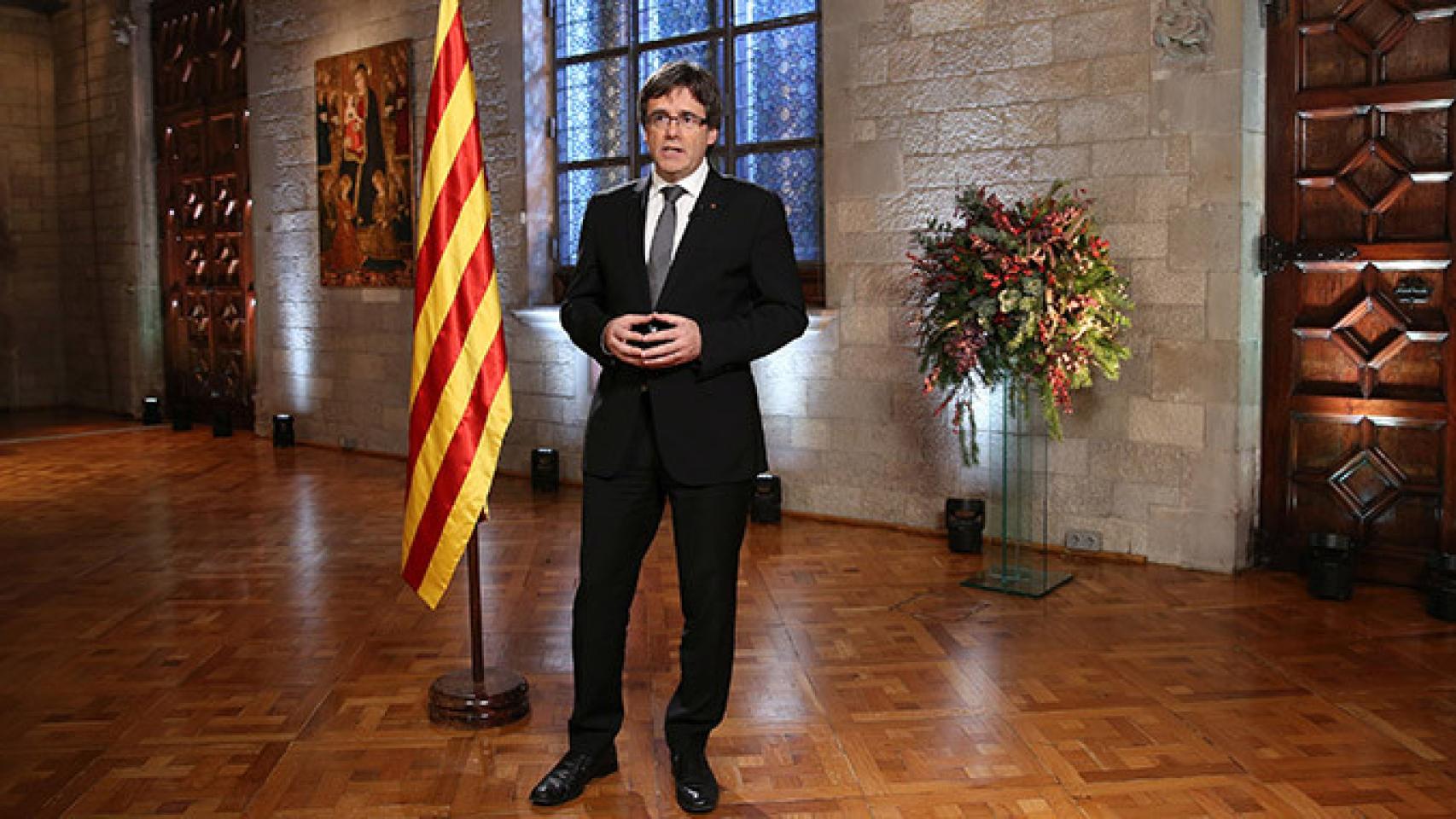 El presidente de la Generalitat, Carles Puigdemont, durante su primer discurso de Nochevieja / JORDI BEDMAR