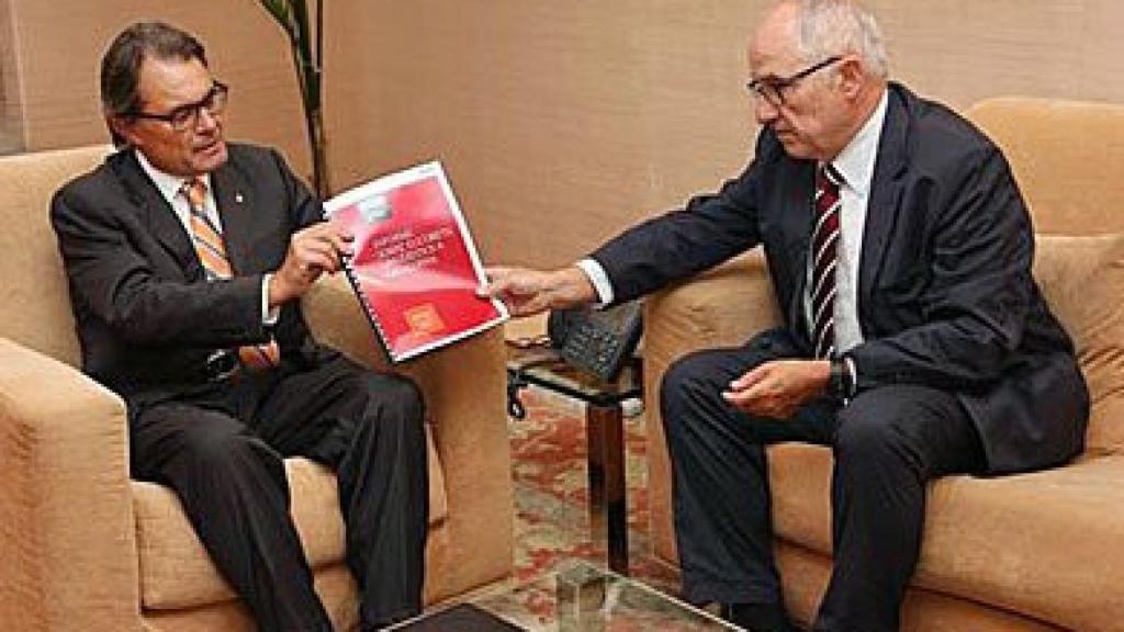 El Síndic de Greuges, Rafael Ribó, entrega al presidente de la Generalidad, Artur Mas, el 'Informe sobre los derechos lingüísticos en Cataluña'