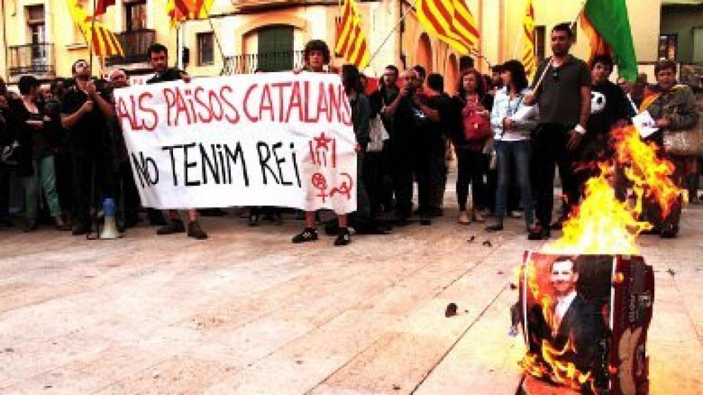 Quema de la imagen de Felipe VI, durante la manifestación contra la monarquía del pasado 2 de junio en Tarragona