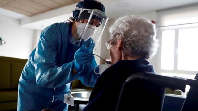 Una anciana en un geriátrico no relacionado con el de la noticia durante la pandemia del coronavirus / EFE