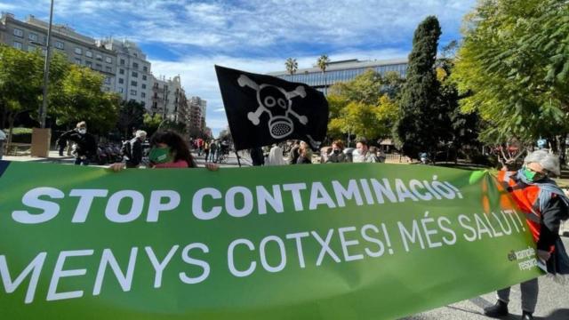 Una pancarta de Eixample Respira en una movilización para reclamar reducciones en el tráfico / EUROPA PRESS