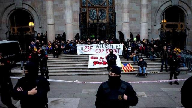 Cordón de Mossos d'Esquadra ante los CDR encadenados al TSJC en 2018 / EFE