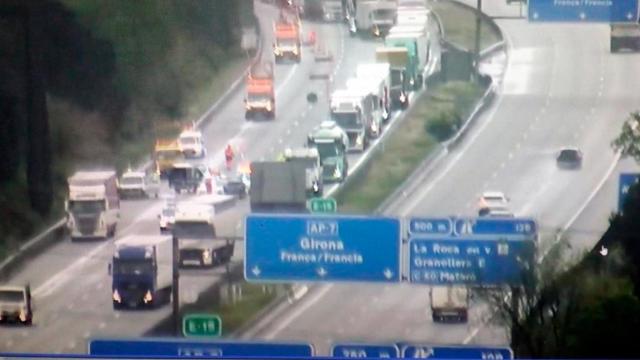 Imágenes del accidente de camión en la AP-7 a la altura de La Roca del Vallès, donde un hombre ha muerto atropellado / EP