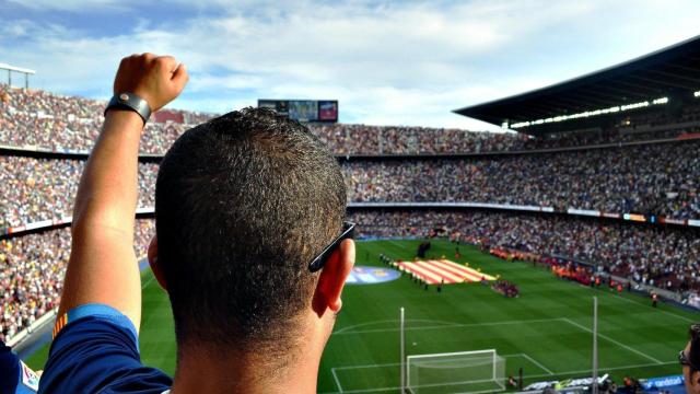 Un aficionado del Barça disfruta de un partido de fútbol en el Camp Nou / CG