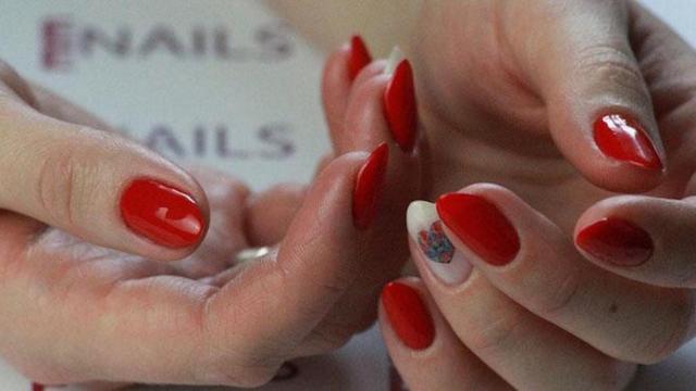Uñas tras una manicura, de cuyos riesgos alerta la OCU / PXHERE
