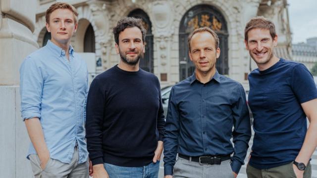 De izquierda a derecha: Lukas Zörner, cofundador de Penta; Steve Anavi, cofundador de Qonto; Markus Pertlwieser, director general de Penta, y Alexandre Prot, cofundador de Qonto / EP