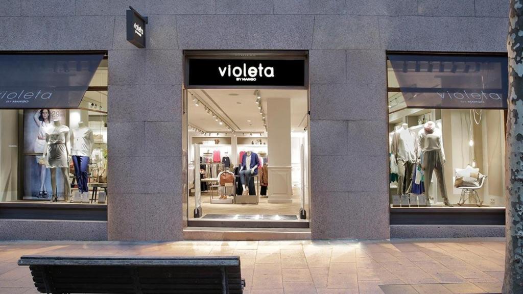Una tienda Violeta by Mango en una imagen de recurso / MANGO (EP)