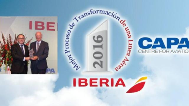 El presidente de Iberia, Luis Gallego, recoje el premio a la Mejor Transformación de una Línea Aérea en 2016 en la gala anual de CAPA