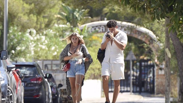 Rocío Flores y un amigo suyo en Ibiza / EP