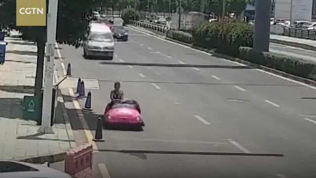 Una foto de la mujer conduciendo el 'coche de choque' por la vía pública