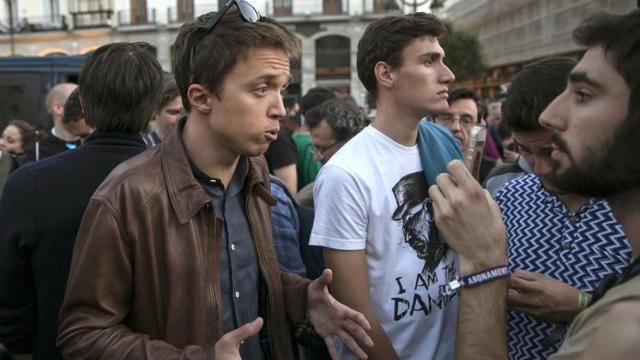 El diputado Íñigo Errejón, entre las personas que se concentraron ayer en la Puerta del Sol madrileña / EFE