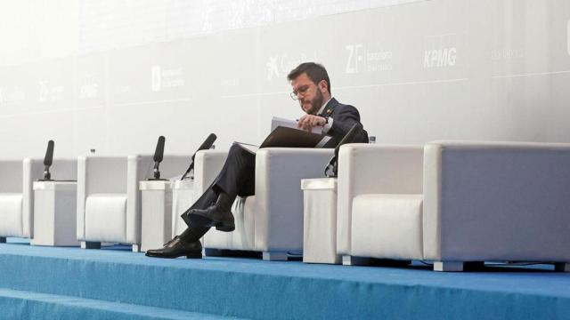 El presidente de la Generalitat, Pere Aragonès, repasa su discurso antes de intervenir en las jornadas del Círculo de Economía / EFE