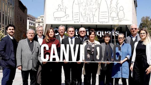 Ramon Torra Xicoy (c), junto al resto de miembros de su candidatura que se presentarán a las elecciones al Colegio de Arquitectos de Cataluña del próximo 10 de mayo / CG
