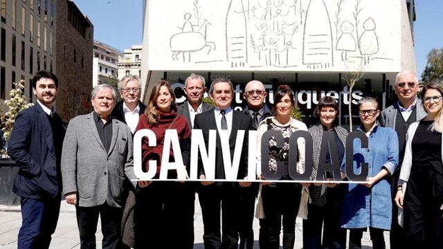 Ramon Torra Xicoy (c), junto al resto de miembros de su candidatura que se presentarán a las elecciones al Colegio de Arquitectos de Cataluña del próximo 10 de mayo / CG
