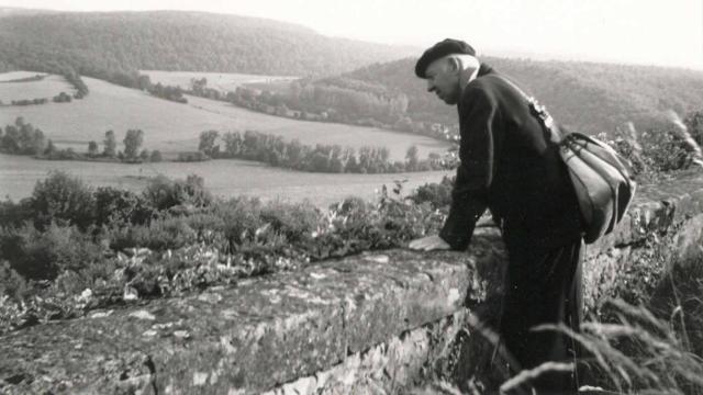 El poeta en la fortaleza de Montmédy fotografiado por Jeannine Burny / FONDATION MAURICE CARÊME.