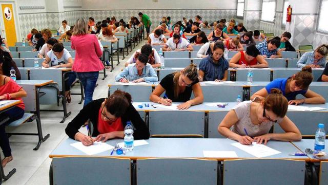 Opositores se examinan para acceder a una plaza de maestros / EFE
