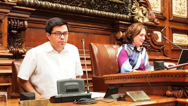 Ada Colau, primer edil de Barcelona (d), junto al primer teniente de alcalde, Gerardo Pisarello / CG