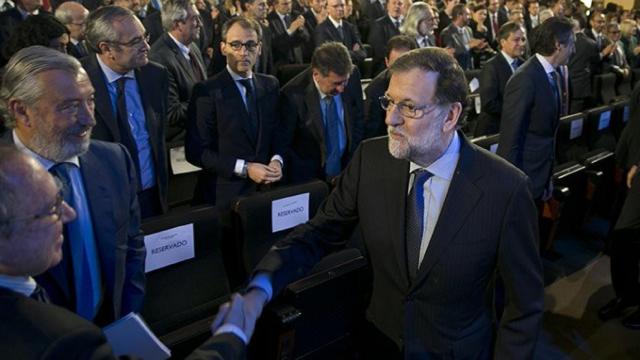 Mariano Rajoy saluda al empresario Jose Luis Bonet en la conferencia sobre infraestructuras pronunciada en Barcelona / CG