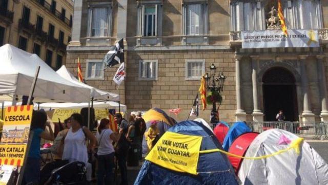 Acampada independentista en la plaza de Sant Jaume / @assemblea