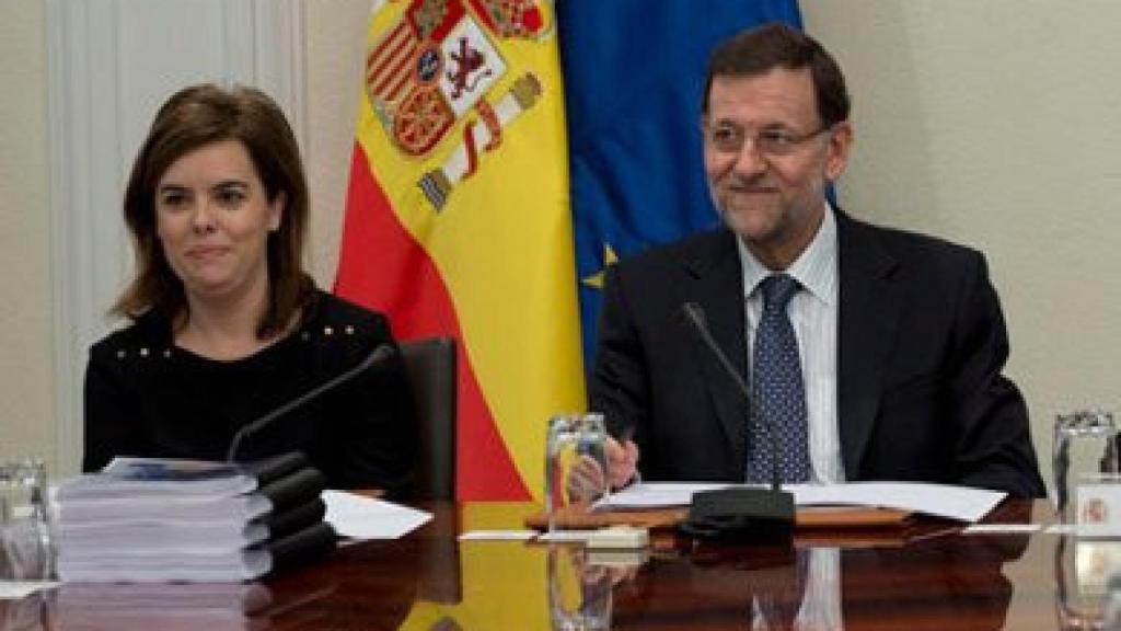 El presidente del Gobierno, Mariano Rajoy, junto a la vicepresidenta, Soraya Sáenz de Santamaría, en una foto de archivo.