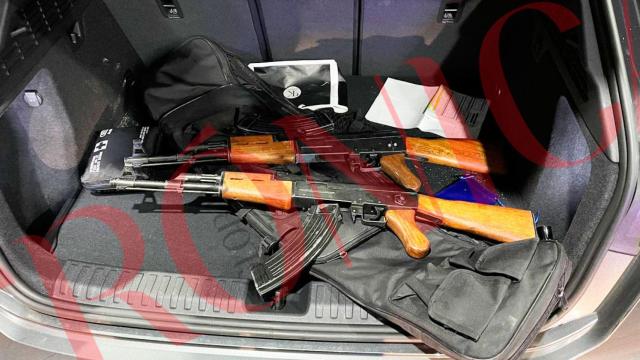 Imagen de los dos kalashnikovs aprehendidos por los Mossos en Figueres / CG