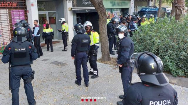 Operativo de los Mossos en un 'after' de Les Corts / MOSSOS