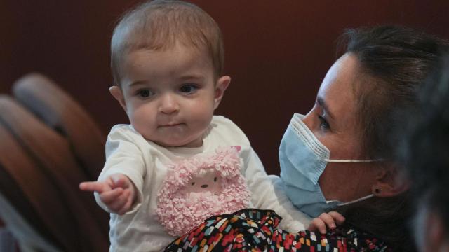 La pequeña Emma, de 13 meses, en brazos de su madre, Ana / EFE