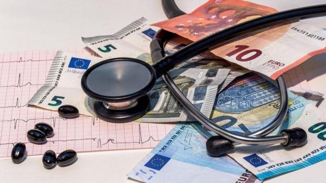 Un estetoscopio, pastillas y dinero para pagar la sanidad privada en una imagen de archivo / PIXABAY